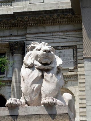 欧式建筑风格石狮子蹲式造型图片欣赏