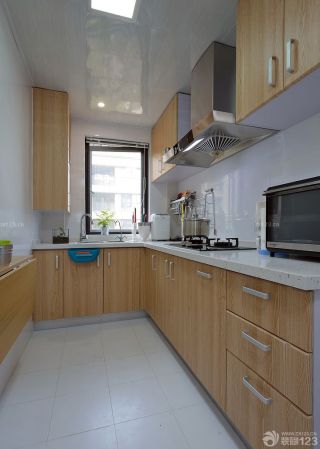 家装80平米简约厨房橱柜装修效果图片欣赏2023