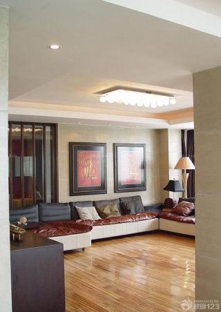 三室一厅客厅棕黄色木地板装修效果图大全2023图片