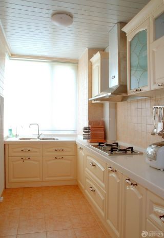 90平三房房屋厨房整体橱柜装修效果图欣赏