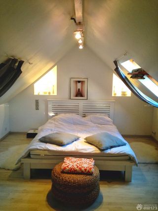 80平米带阁楼实木床卧室装修效果图欣赏