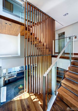 时尚复式房子实木楼梯扶手设计装修效果图欣赏