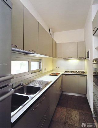 2023家装90平米厨房橱柜门装修效果图