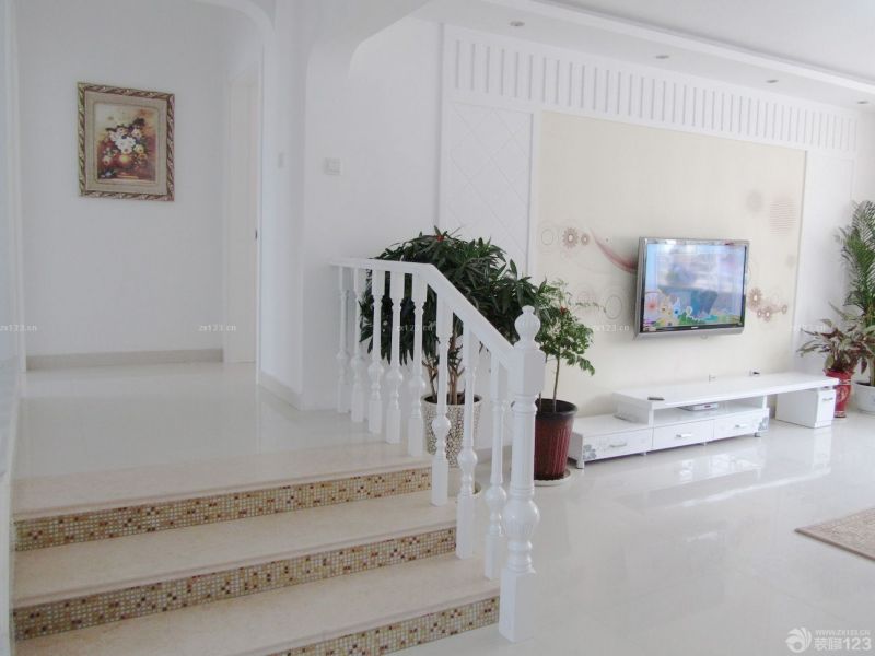 2025最新现代风格小错层台阶装修效果图片