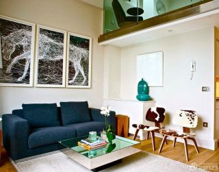 小户型客厅沙发棕黄色木地板装修效果图