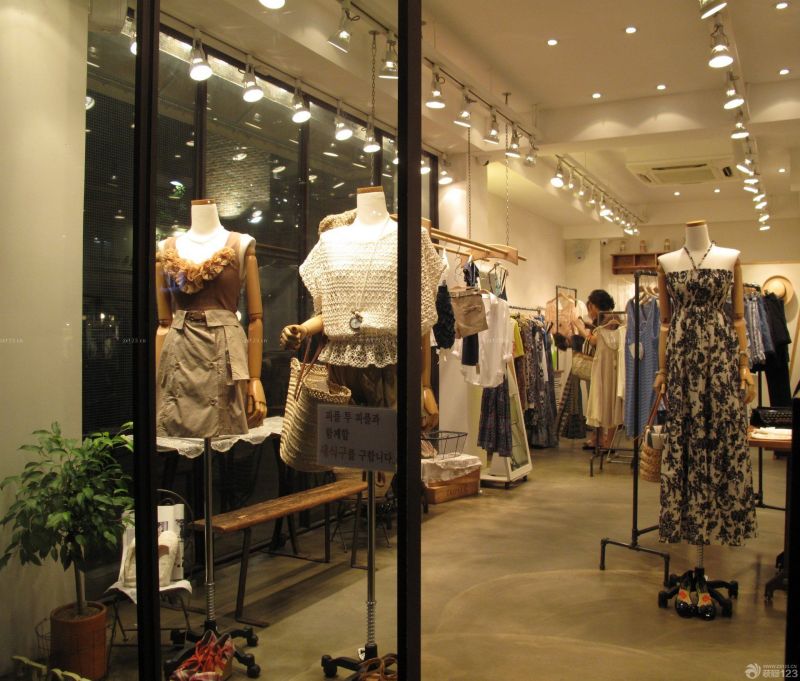 2023最新服装店筒灯装修效果图片