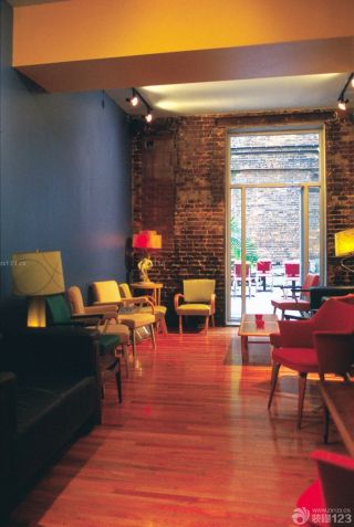 2023绚丽小型酒吧浅棕色木地板装修效果图片