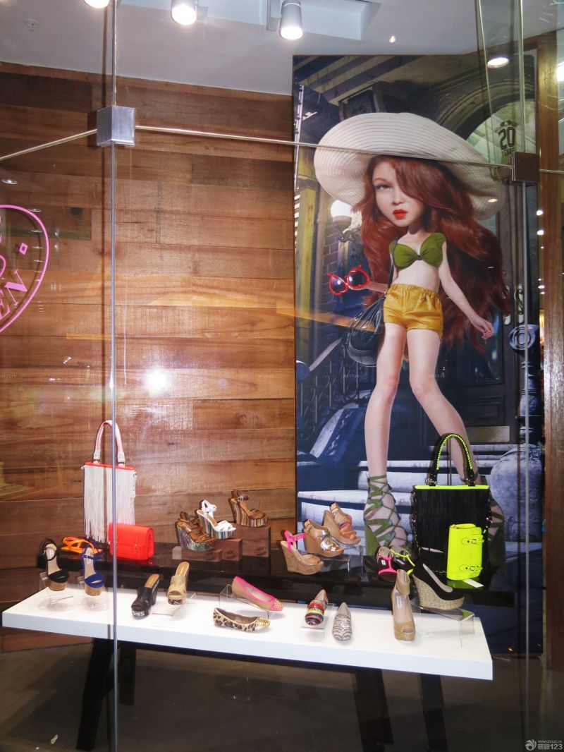 简单的鞋店橱窗设计装修图集