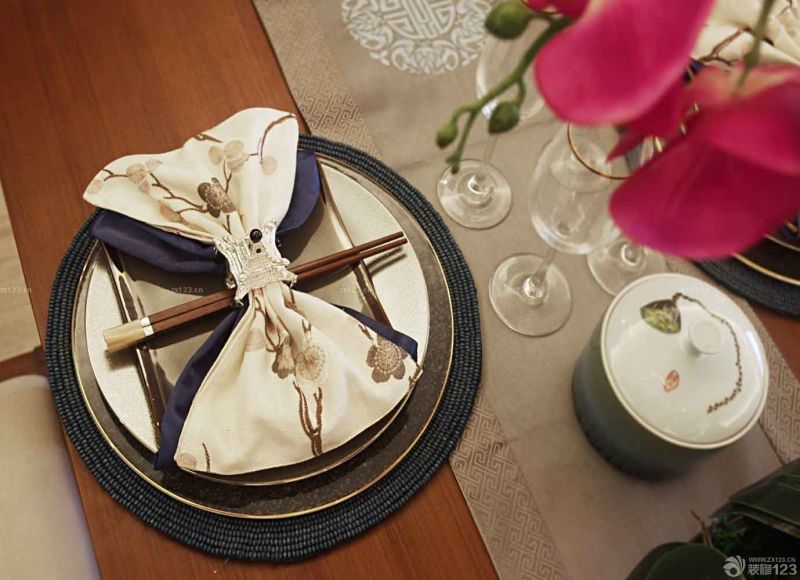 新中式餐厅餐桌桌布效果图