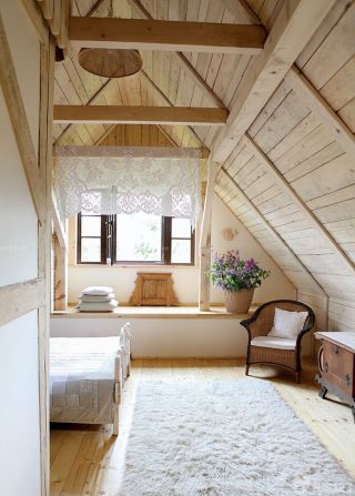 斜顶卧室木质吊顶设计装修效果图