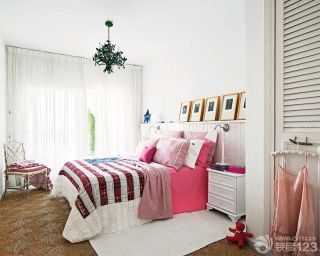 粉色卧室白色窗帘装修效果图片