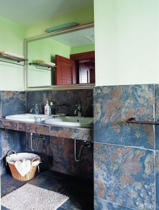 小厕所仿古砖装修效果图