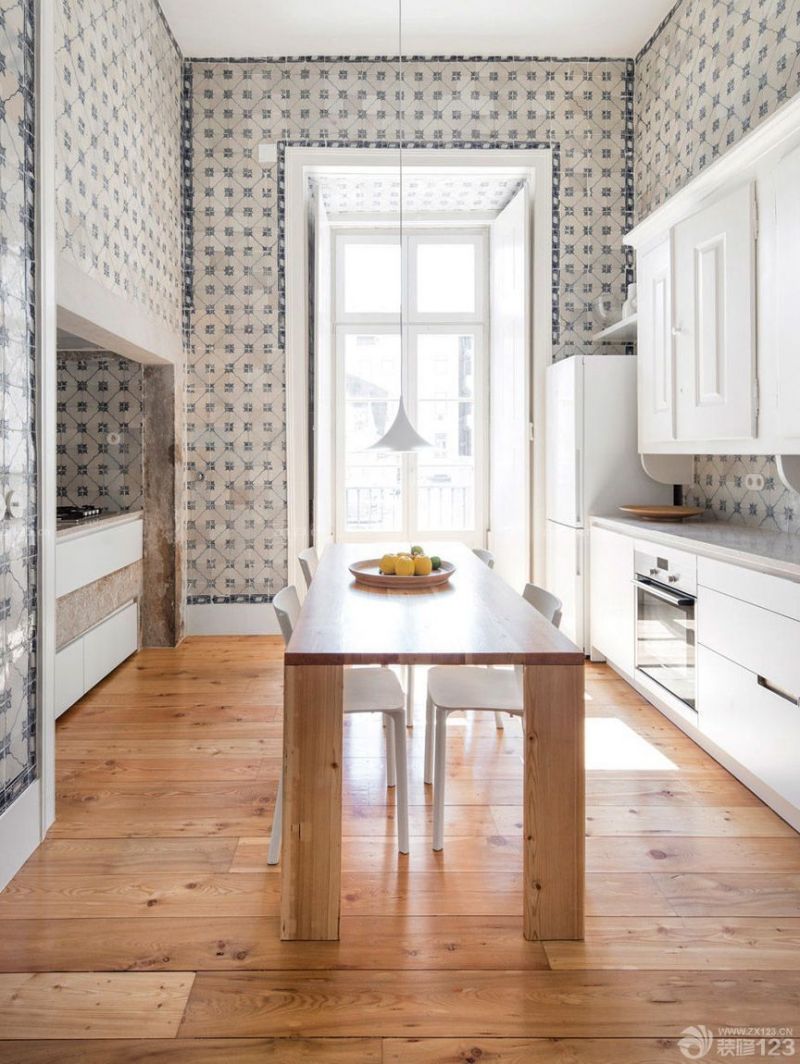 现代小厨房白色橱柜装修效果图片