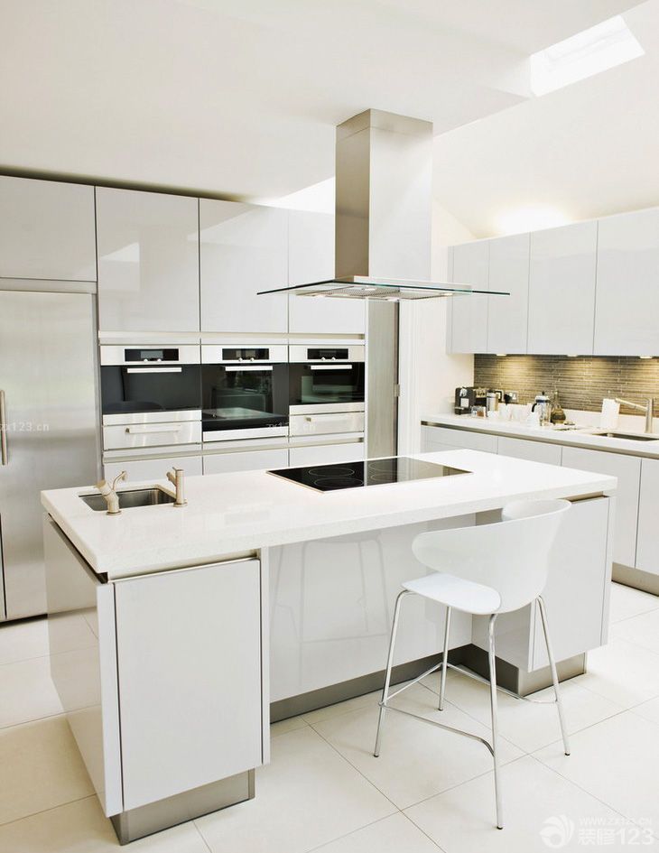 简约家装风格小厨房橱柜效果图