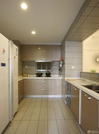 现代别墅u型厨房装修效果图