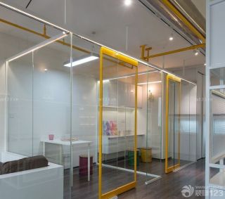 60平办公室玻璃隔断门装修效果图