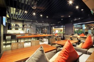 经典酒吧式快餐厅木质茶几装修效果图片