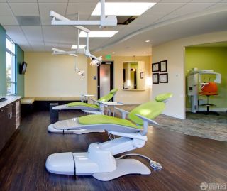 口腔医院室内深棕色木地板装修效果图片