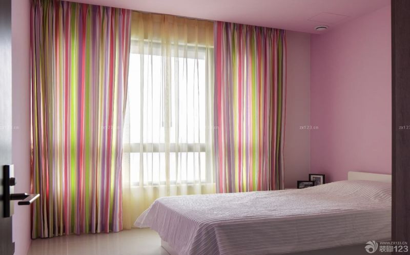 粉色卧室装修效果图 条纹窗帘装修效果图片