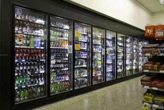 简单现代风格超市的储物柜